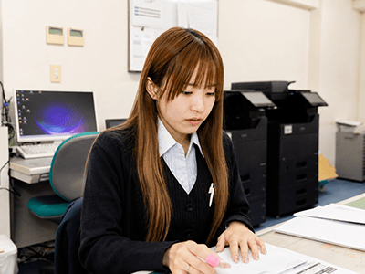 経理業務の仕事内容を伝える社員インタビュー写真