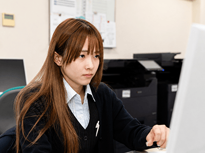 株式会社東洋の経理業務で働く様子