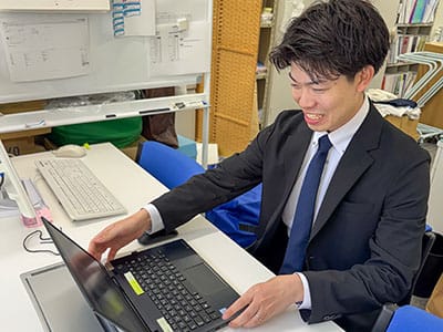 福岡営業職が顧客対応に取り組む様子