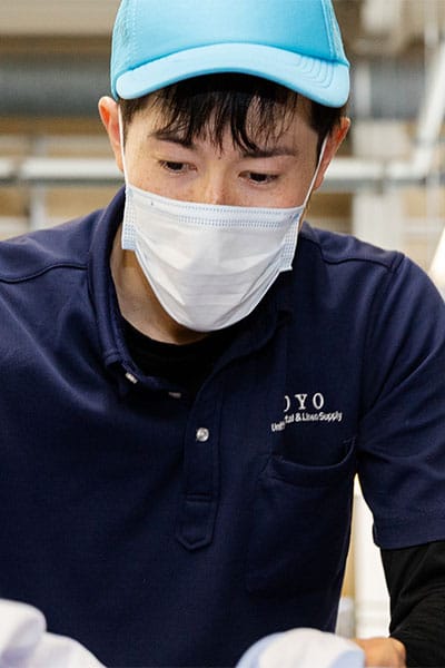 株式会社東洋で働く社員とユニフォームレンタルの現場
