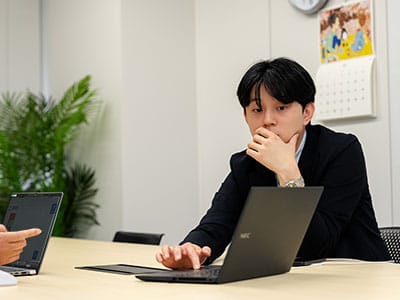 東京営業職が顧客対応に取り組む様子