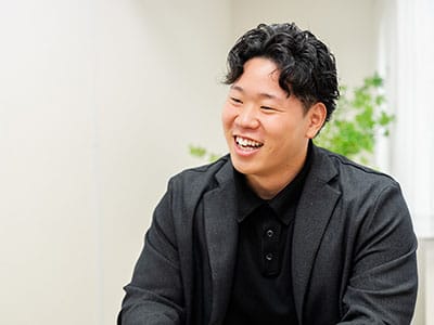 社員座談会で働き方を話し合う様子