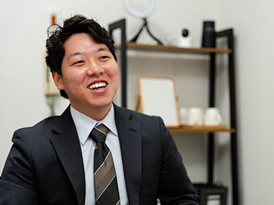 社員同士が仕事について話す座談会風景