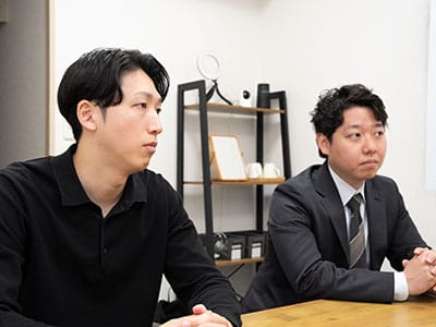 社員座談会で職場の雰囲気を伝える様子