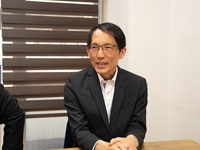 社員座談会でチームの雰囲気を伝える写真