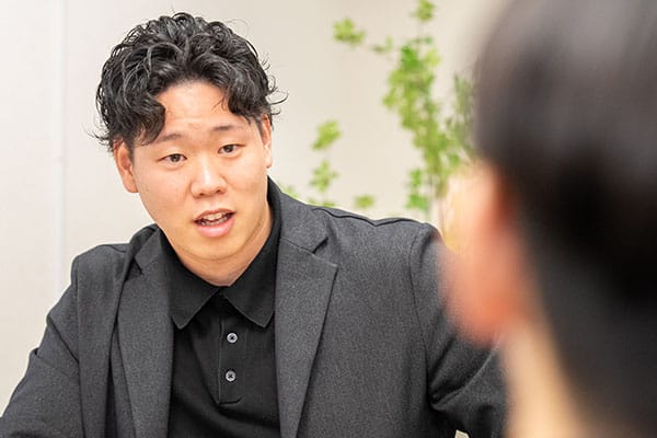 株式会社東洋の社員がキャリアを重ねる職場風景