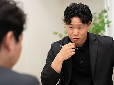 採用サイトの社員座談会で会話する様子