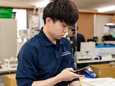 株式会社東洋の商品管理業務で商品を扱う様子
