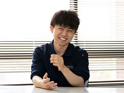 商品管理業務で商品管理に取り組む様子