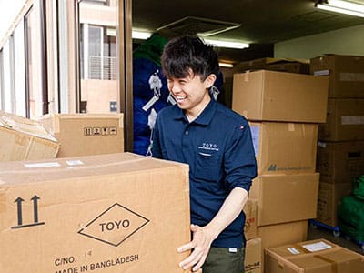 商品管理業務で清潔と安心を支える社員