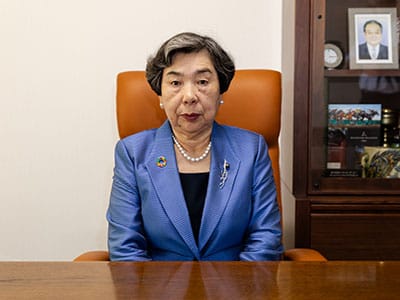 株式会社東洋の社員と採用メッセージを伝える写真